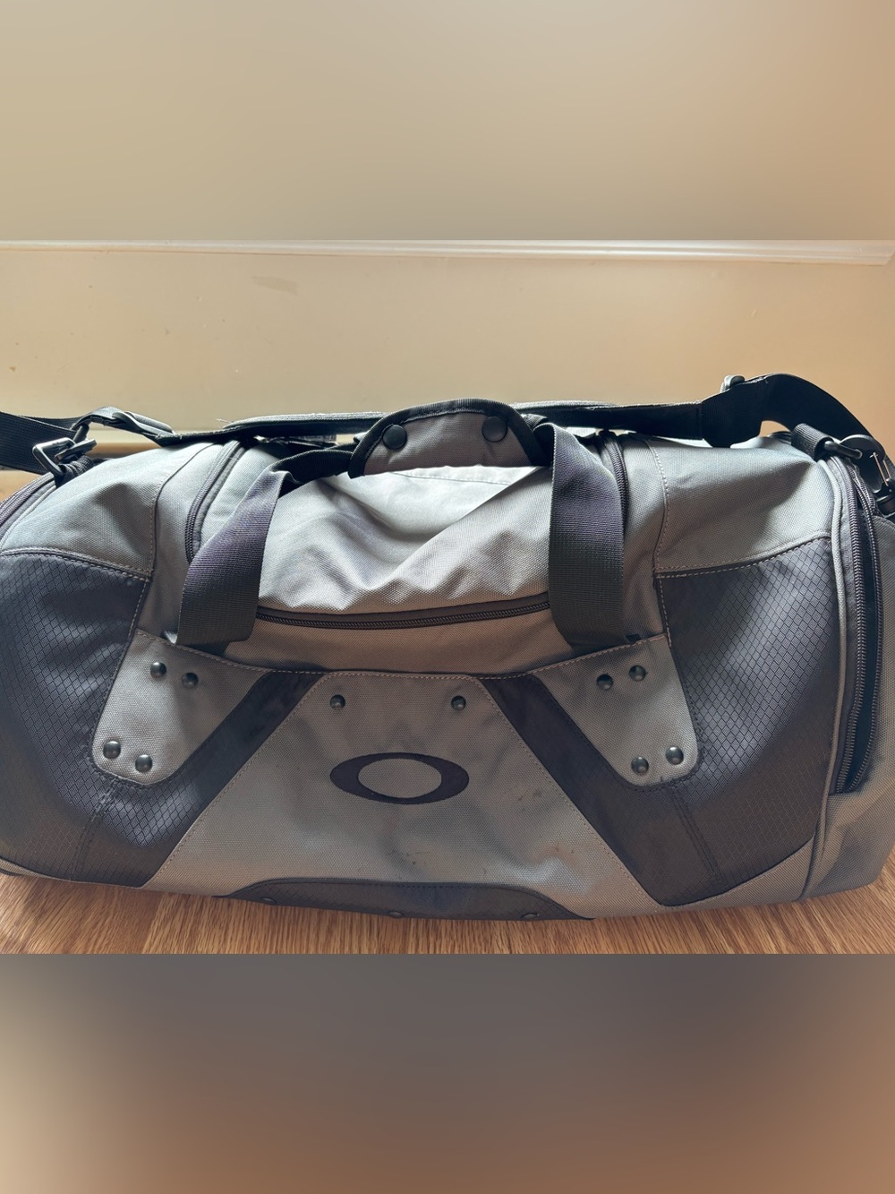 2013 Oakley duffel gym gray bag tactical great condition